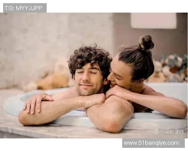 美国足球明星妻子被曝与他人亲密出轨事件引发舆论热议和媒体关注